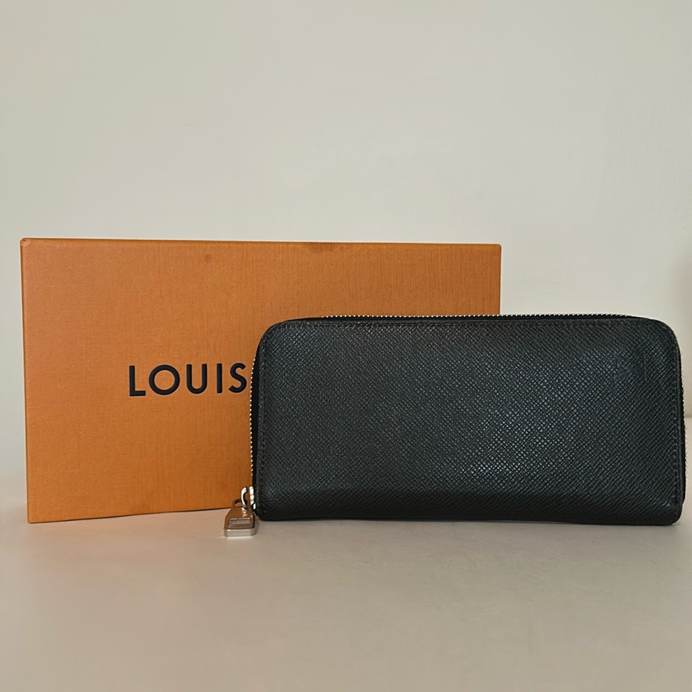 2016 Louis Vuitton Leather Zippy Wallet No box.